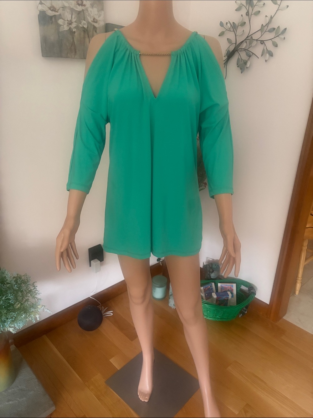 2B Bebe Green Cold-Shoulder Tunic Top